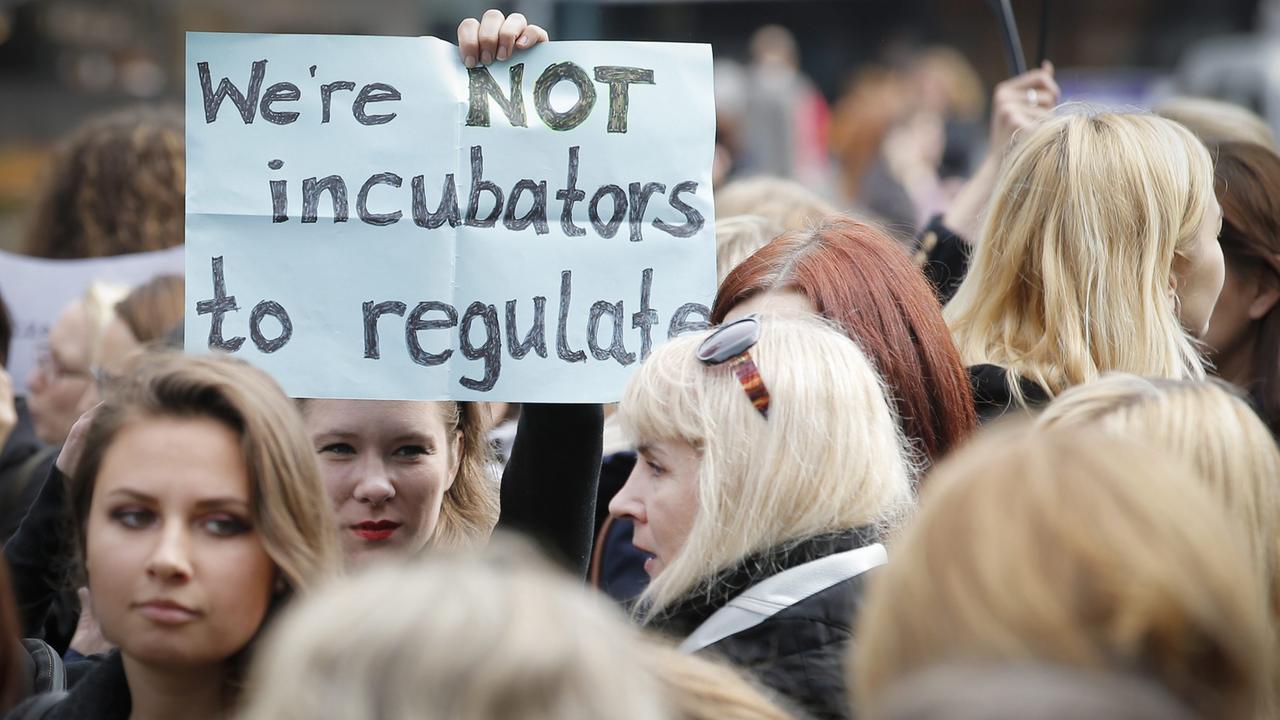 Frauen protestieren in Brüssel gegen eine Verschärfung des polnischen Abtreibungsrechts. Frauen protestieren in Brüssel gegen eine Verschärfung des polnischen Abtreibungsrechts.