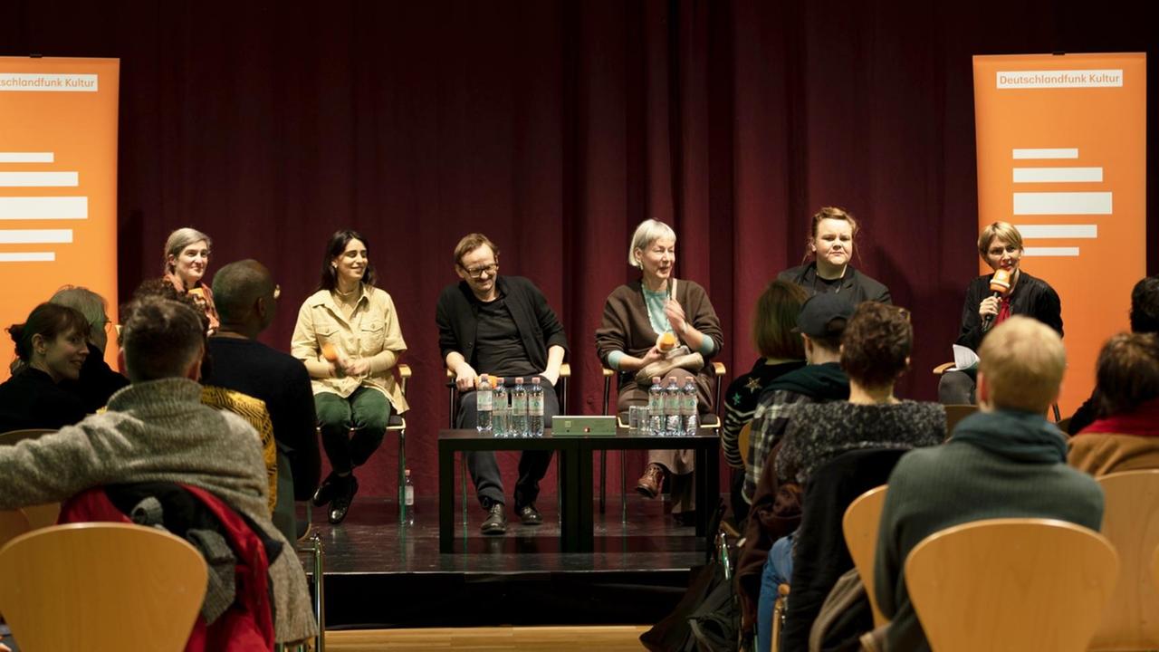 Die Gäste des Theaterpodcasts auf der Bühne. Die Gäste des Theaterpodcasts auf der Bühne.
