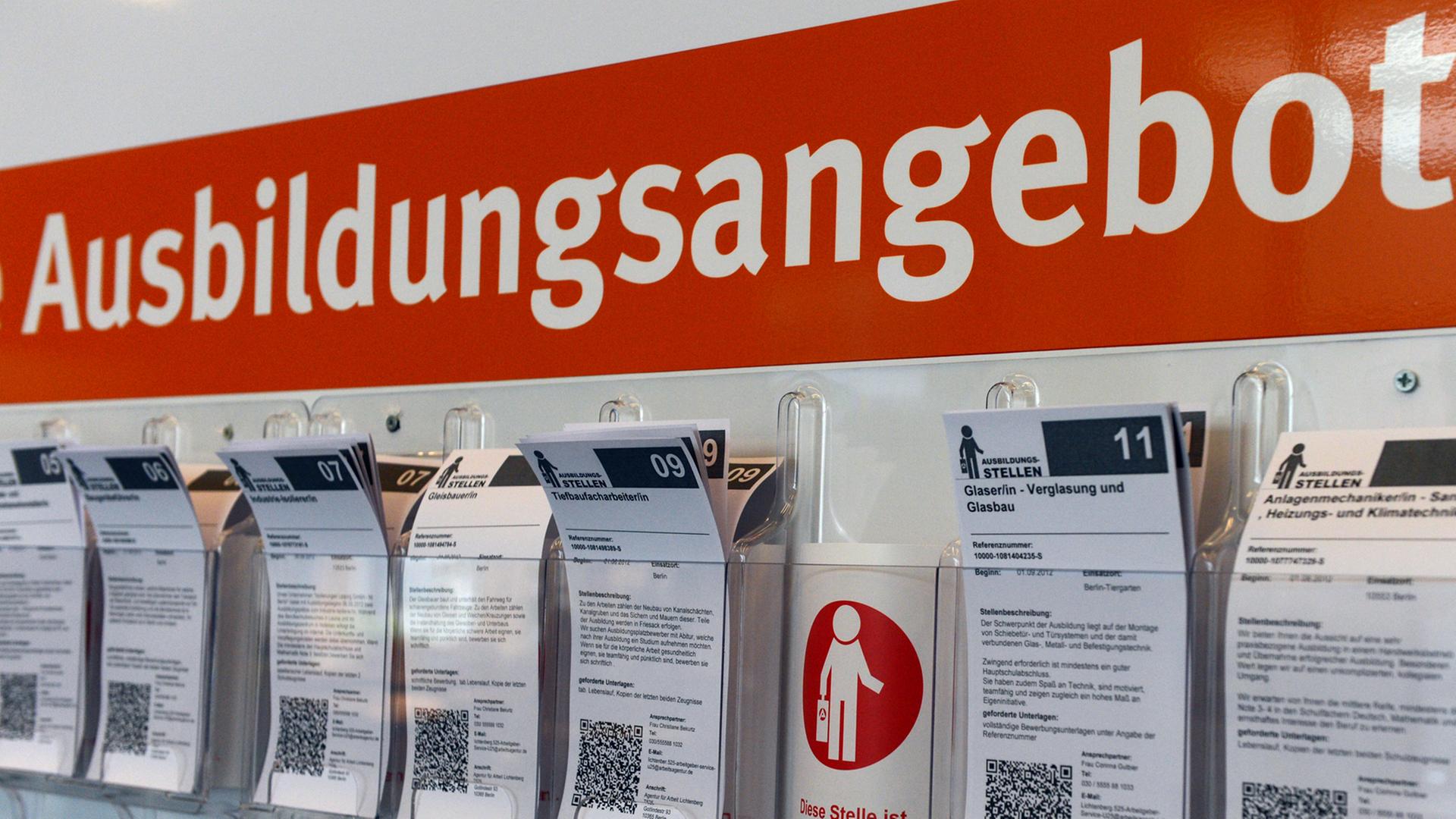 Stellenangebote auf Zetteln stecken in einer Wandtafel mit der Überschrift "Ausbildungsangebote". Stellenangebote auf Zetteln stecken in einer Wandtafel mit der Überschrift "Ausbildungsangebote".