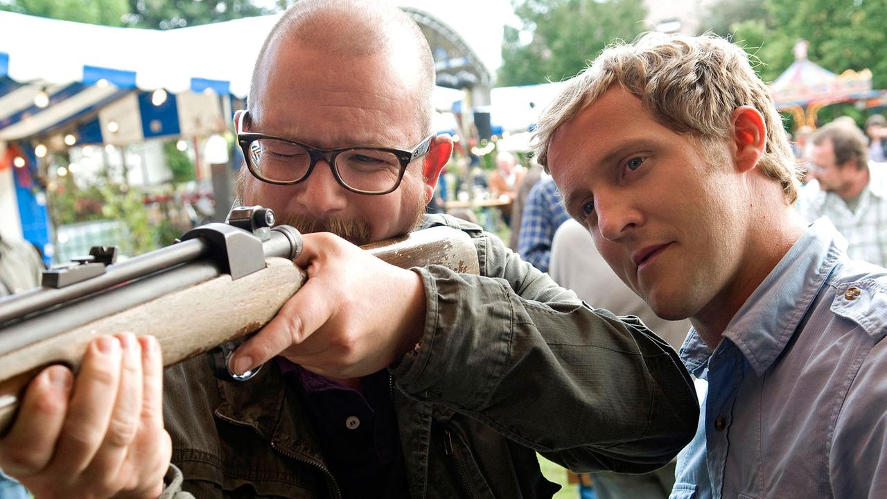 Tatort-Folge "Bittere Trauben": Kommissar Stephan Deininger (Gregor Weber) und Kollege Franz Kappl (Maximilian Brückner) schießen um die Wette Tatort-Folge "Bittere Trauben": Kommissar Stephan Deininger (Gregor Weber) und Kollege Franz Kappl (Maximilian Brückner) schießen um die Wette