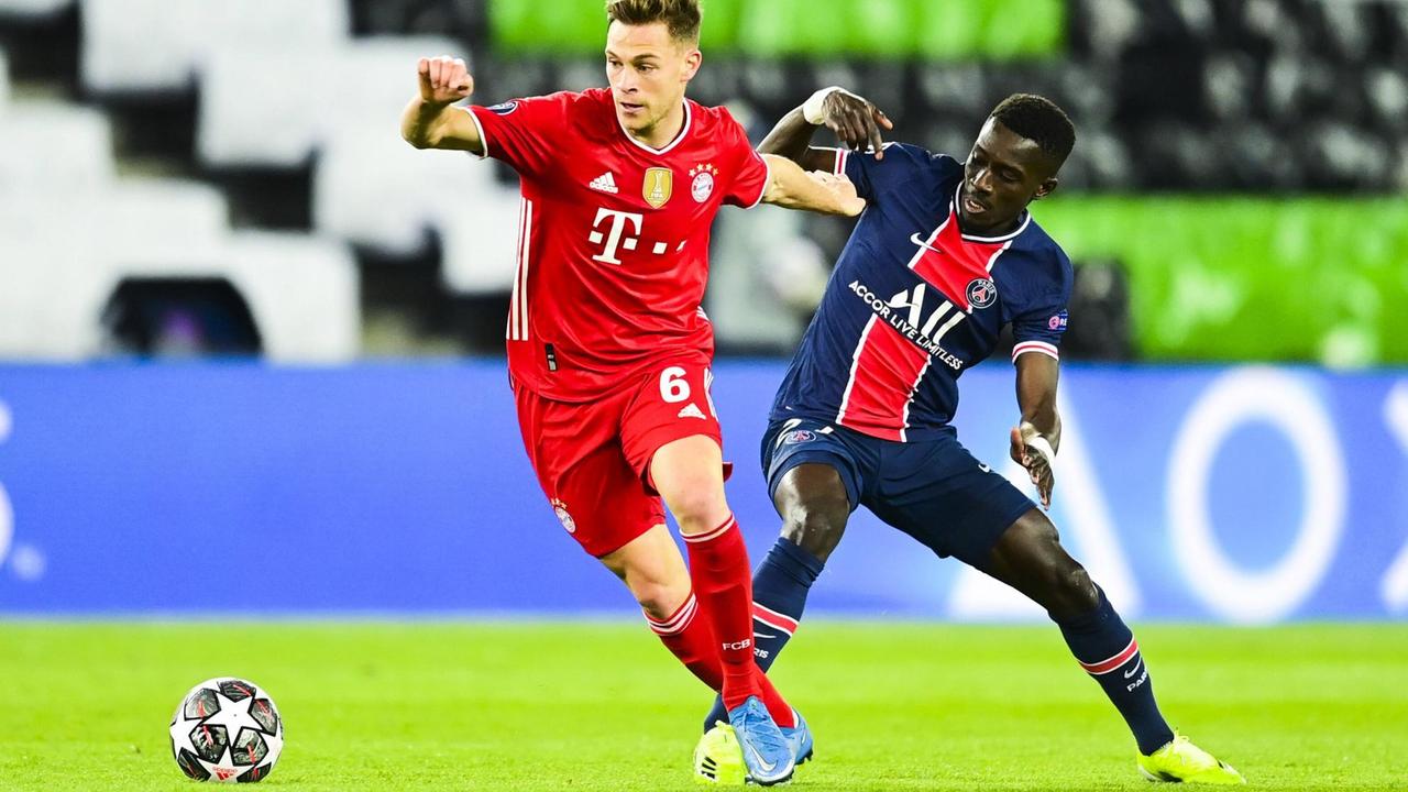Das Foto zeigt Joshua Kimmich von Bayern München im Zweikampt gegen Idrissa Gueye von Paris Saint-Germain. Das Foto zeigt Joshua Kimmich von Bayern München im Zweikampt gegen Idrissa Gueye von Paris Saint-Germain.