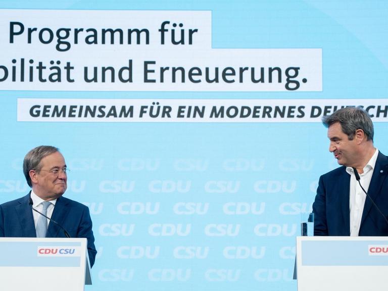 Armin Laschet, CDU-Kanzlerkandidat, CDU-Bundesvorsitzender und Ministerpräsident von Nordrhein-Westfalen, und Markus Söder, CSU-Vorsitzender und Ministerpräsident von Bayern, geben nach der Klausur der Spitzen von CDU und CSU eine Pressekonferenz zum gemeinsamen Wahlprogramm für die Bundestagswahl.