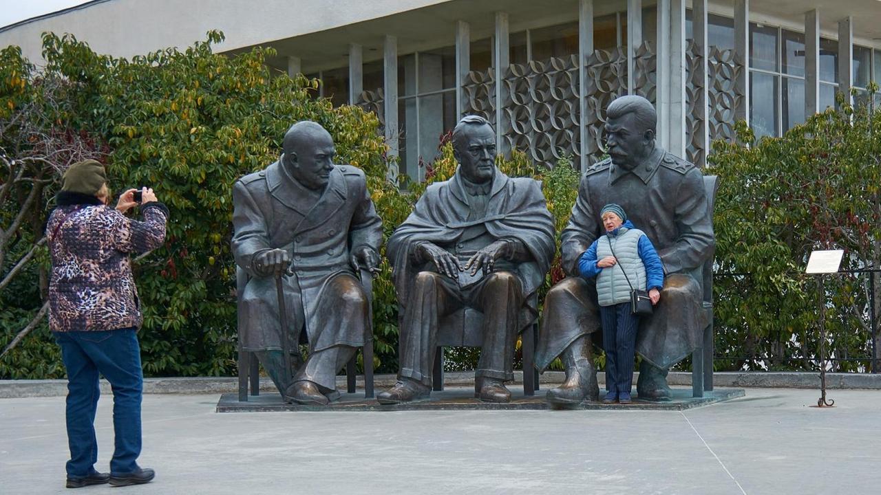 In Jalta errichtete die russische Regierung 2015 ein Denkmal anlässlich der Konferenz mit Churchill, Roosevelt und Stalin 1945. In Jalta errichtete die russische Regierung 2015 ein Denkmal anlässlich der Konferenz mit Churchill, Roosevelt und Stalin 1945.