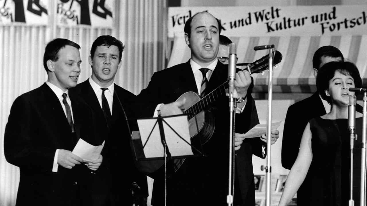 Der Schauspieler und Sänger Manfred Krug (M., mit Gitarre) und Ruth Hohmann (r) beim Auftritt der "Jazz-Optimisten" am 31.10.1965 in der Kongresshalle am Berliner Alexanderplatz. 