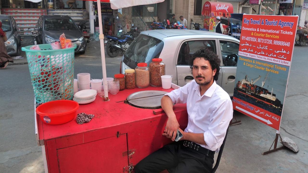 Mohammad Wali verkauft Eis in Lajpat Nagar. Er floh vor der Gewalt in Afghanistan nach Neu-Delhi. Mohammad Wali verkauft Eis in Lajpat Nagar. Er floh vor der Gewalt in Afghanistan nach Neu-Delhi.