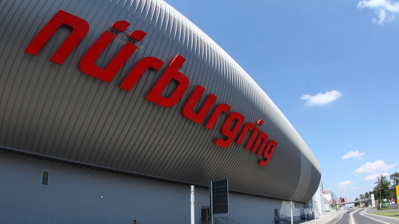 Motorradfahrer passieren den Freizeitpark am Nürburgring. Motorradfahrer passieren den Freizeitpark am Nürburgring.