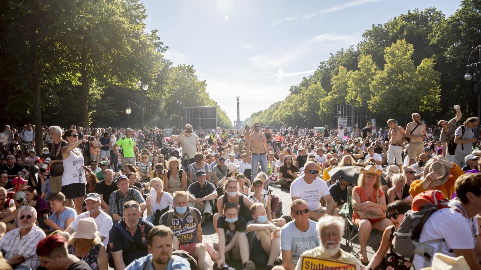 Teilnehmer einer Kundgebung gegen die Corona-Beschränkungen halten sich dicht gedrängt auf der Straße des 17. Juni in Berlin auf. Teilnehmer einer Kundgebung gegen die Corona-Beschränkungen halten sich dicht gedrängt auf der Straße des 17. Juni in Berlin auf.