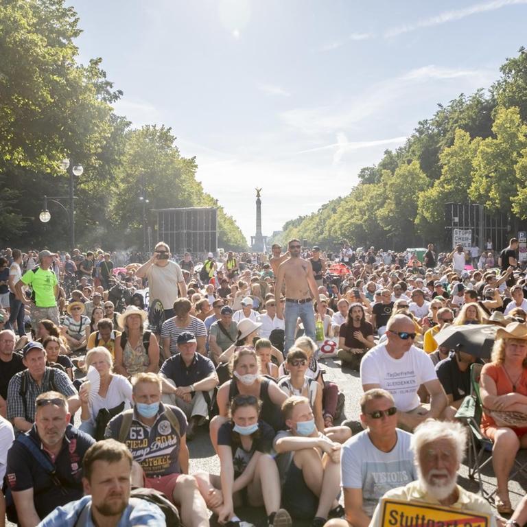 Teilnehmer einer Kundgebung gegen die Corona-Beschränkungen halten sich dicht gedrängt auf der Straße des 17. Juni in Berlin auf.