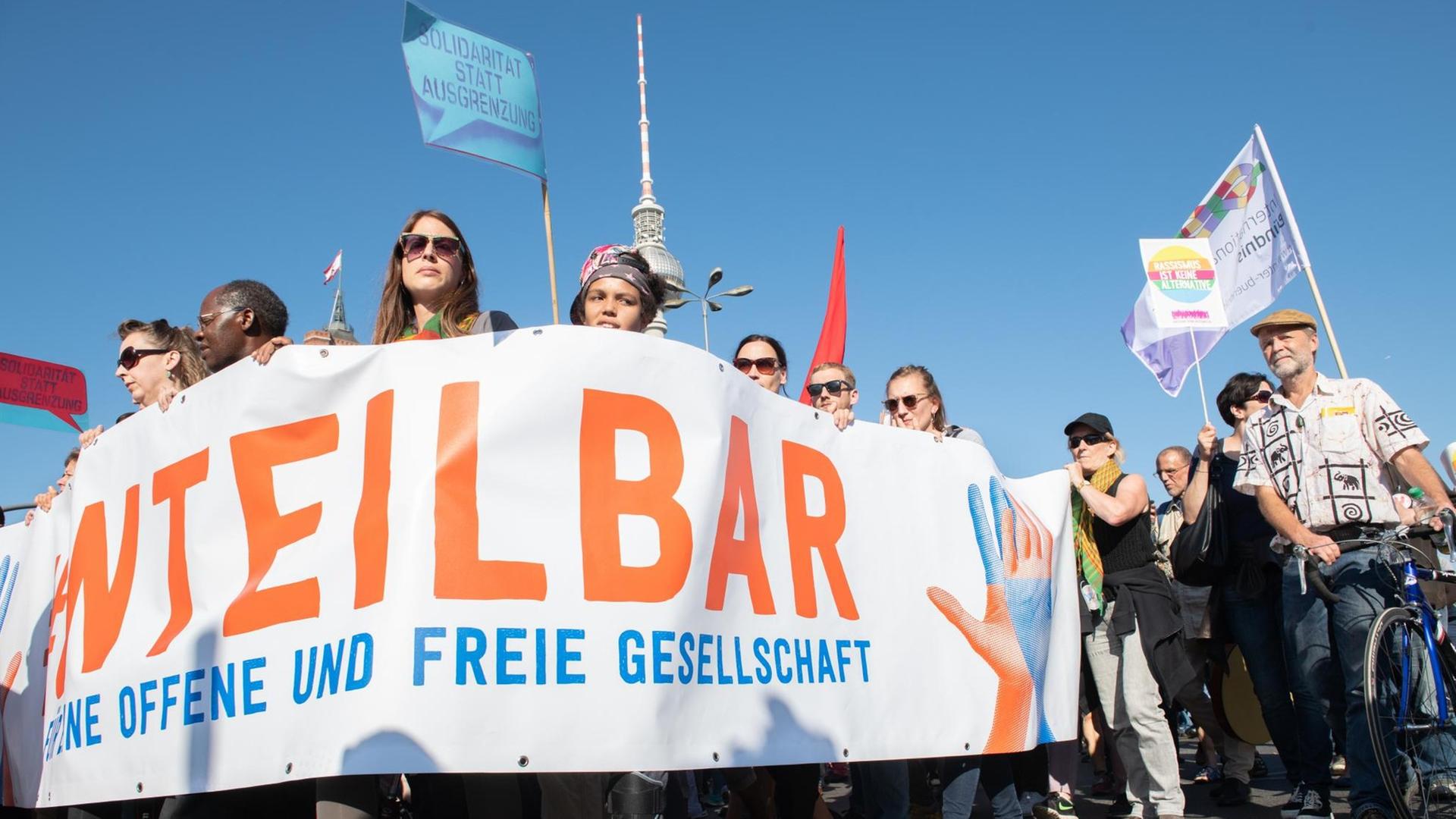 13.10.2018, Berlin: Teilnehmer der Kundgebung «Unteilbar» gegen Rassismus ziehen am Roten Rathaus vorbei. Daran anschließen sollte sich eine Demonstration und eine Abschlusskundgebung mit Musiker-Auftritten. Foto: Paul Zinken/dpa | Verwendung weltweit 13.10.2018, Berlin: Teilnehmer der Kundgebung «Unteilbar» gegen Rassismus ziehen am Roten Rathaus vorbei. Daran anschließen sollte sich eine Demonstration und eine Abschlusskundgebung mit Musiker-Auftritten. Foto: Paul Zinken/dpa | Verwendung weltweit