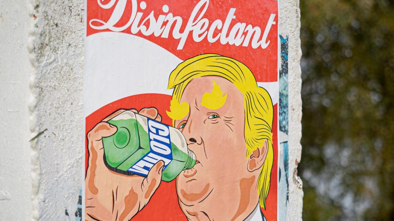 Plakat mit einer Zeichnung von Donald Trump, der Desinfektionsmittel trinkt. Plakat mit einer Zeichnung von Donald Trump, der Desinfektionsmittel trinkt.