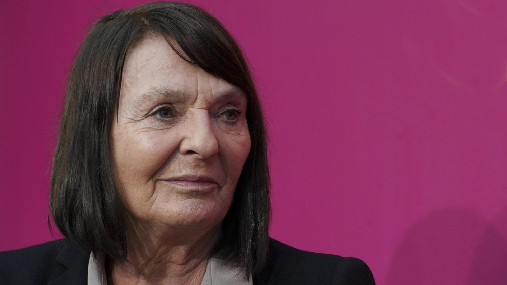 Portrait der Schriftstellerin Monika Maron vor pinker Wand, sie schaut nach rechts aus dem Bild Portrait der Schriftstellerin Monika Maron vor pinker Wand, sie schaut nach rechts aus dem Bild