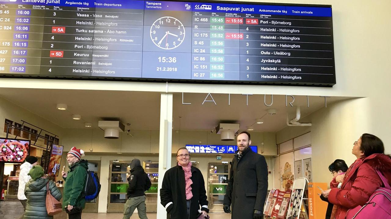 Pekka Männistö mit einer Kollegin am Bahnhof: einst im Einsatz für Nokia, jetzt für die Smart-City Tampere. Pekka Männistö mit einer Kollegin am Bahnhof: einst im Einsatz für Nokia, jetzt für die Smart-City Tampere.