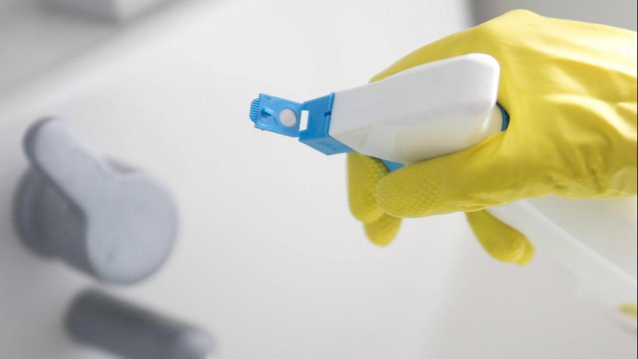 Ein Waschbecken wird Putzmittel gereinigt Ein Waschbecken wird Putzmittel gereinigt