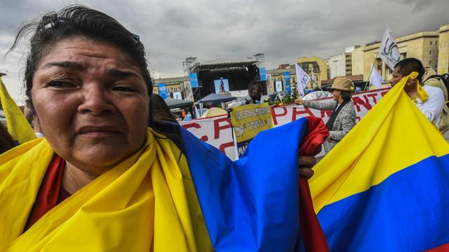 Eine Frau weint während einer Demonstration für die Unterzeichnung eines Friedensabkommens mit der Farc.