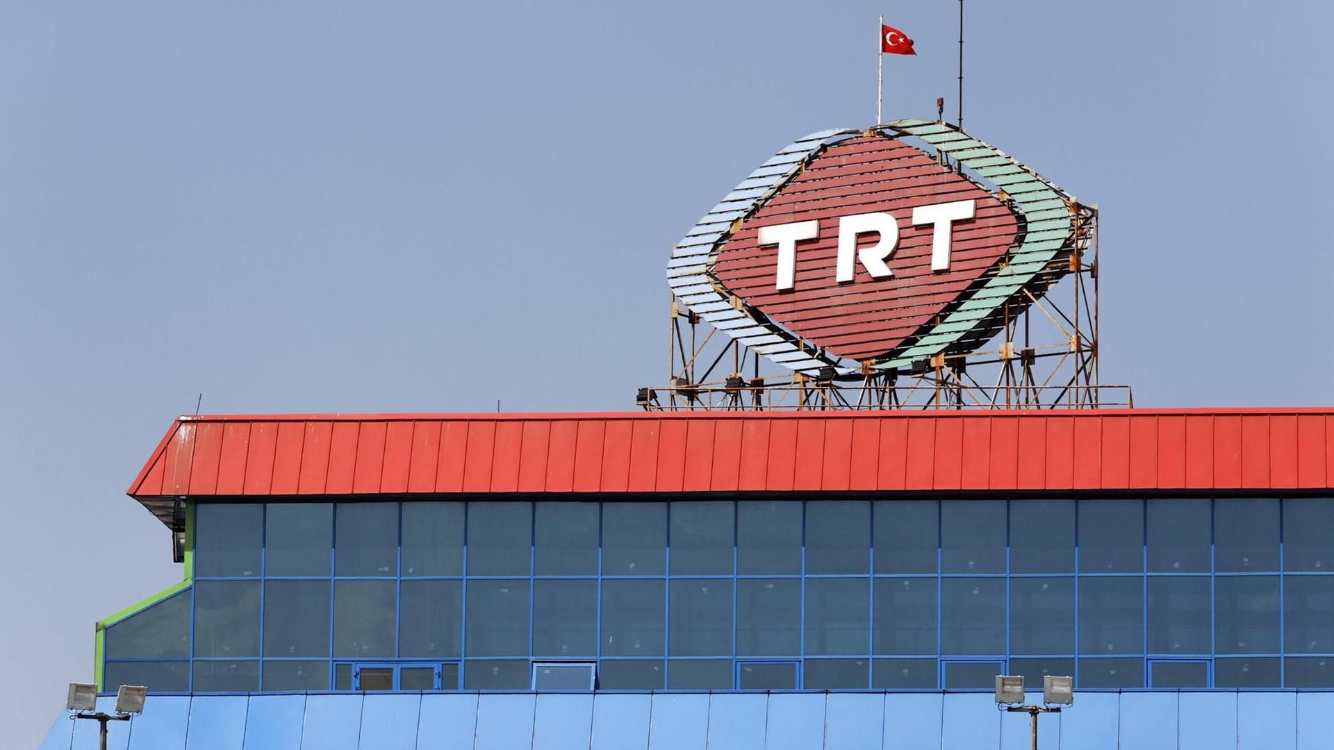 Außenansicht der Gebäude der Fernseh- und Radiosender TRT in Istanbul. Außenansicht der Gebäude der Fernseh- und Radiosender TRT in Istanbul.