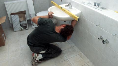 Handwerker arbeitet in einem Badezimmer
