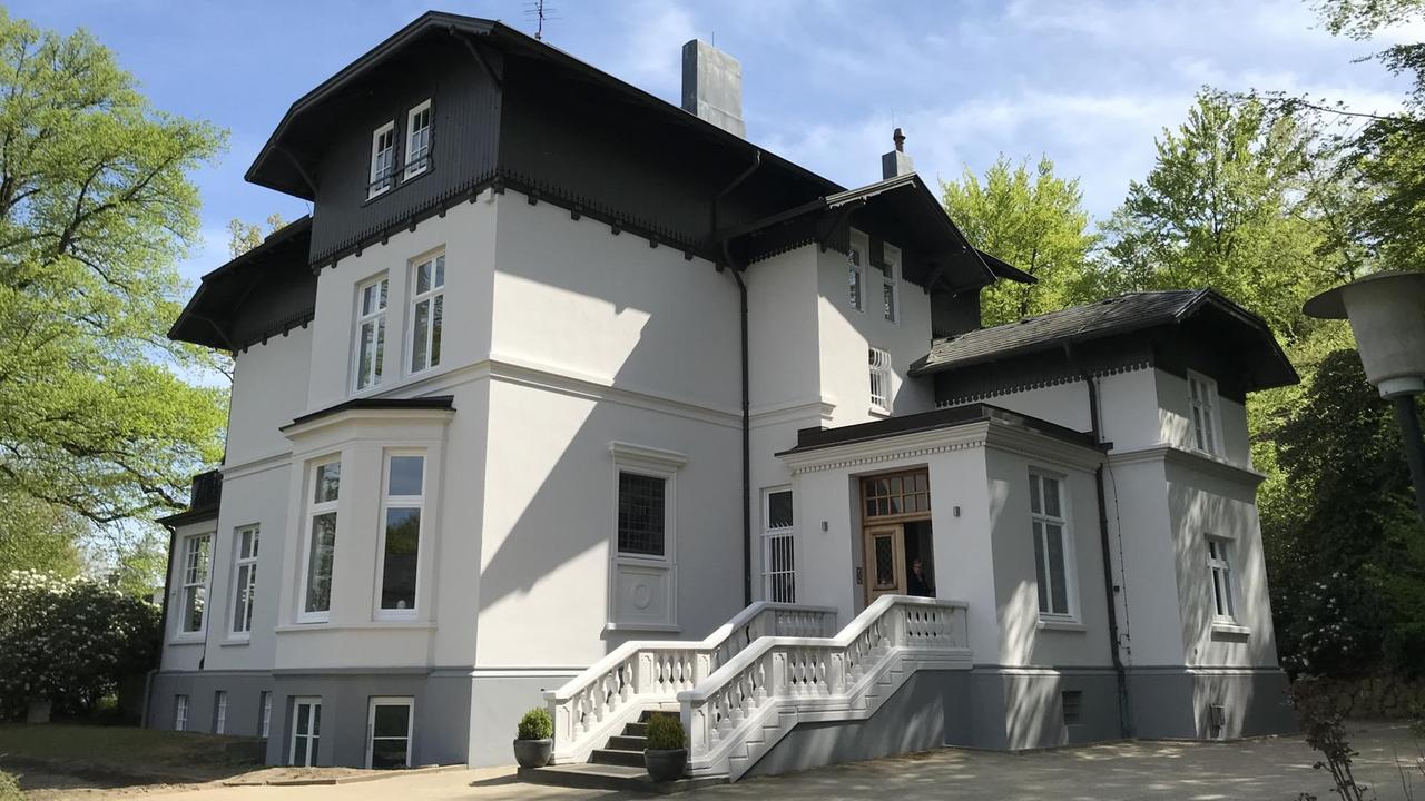 Eine Aussenansicht des Künstlerhauses "Villa Willemsen" im ehemaligen Wohnhaus von Roger Willemsen. Eine Aussenansicht des Künstlerhauses "Villa Willemsen" im ehemaligen Wohnhaus von Roger Willemsen.