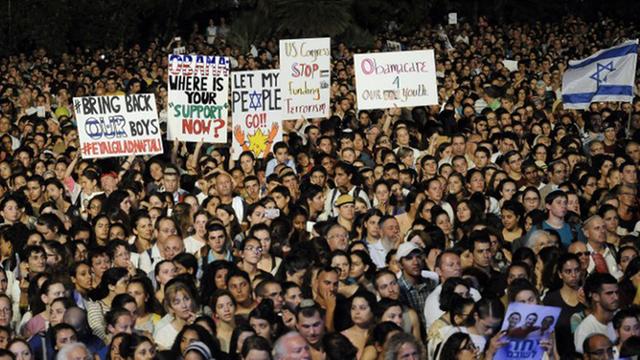 Israelis demonstrieren in Tel Aviv für die Freilassung von drei entführten Jugendlichen.