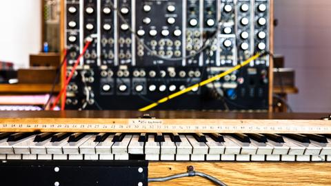 Der modulare Moog des amerikanischen Erfinders Robert Moog stammt aus den 1960er-Jahren und gilt als das erste ernst zu nehmende elektronische Gerät zum Erzeugen synthetischer Klänge.