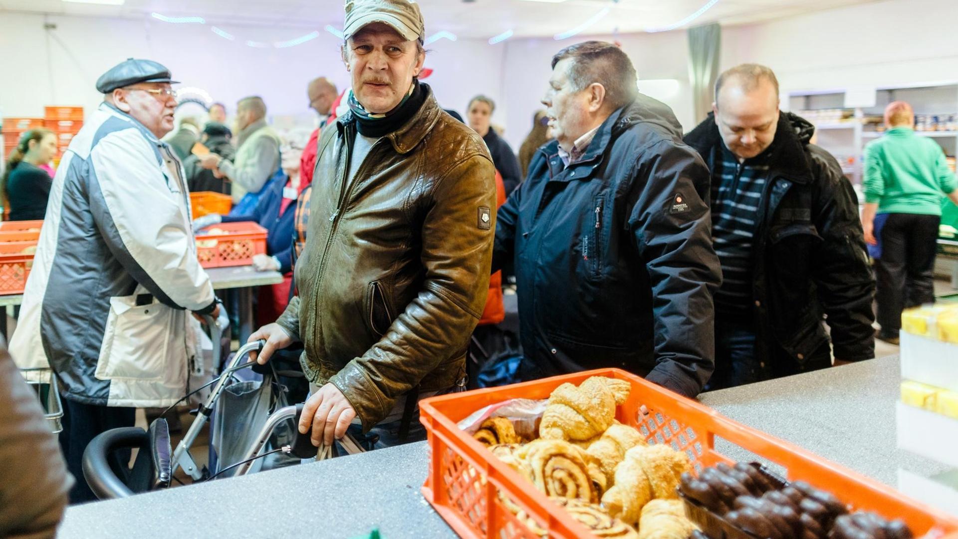 Großer Andrang in Hamburg in einem Ausgaberaum der Hamburger Tafel Großer Andrang in Hamburg in einem Ausgaberaum der Hamburger Tafel