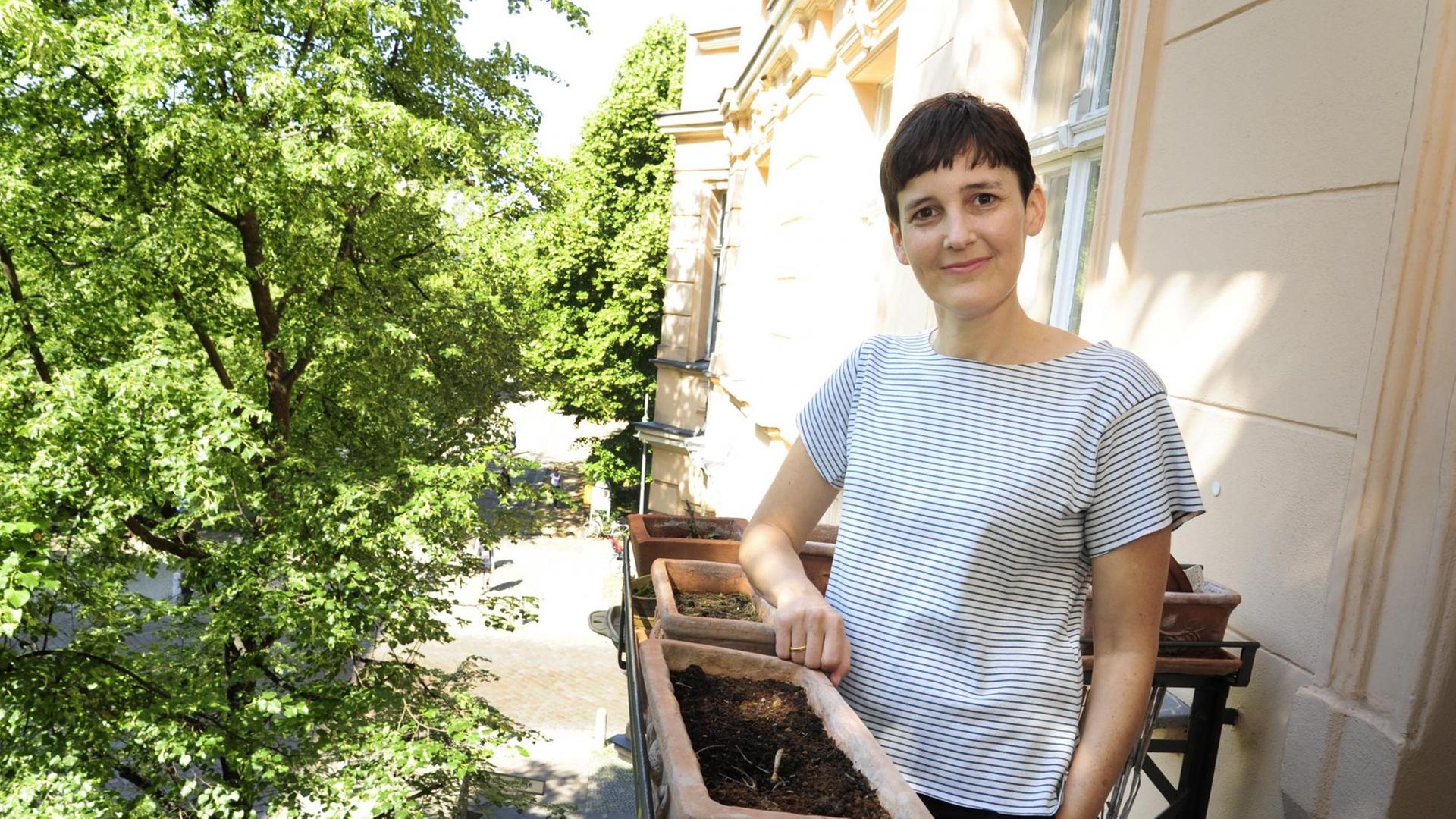 Die Schriftstellerin Anke Stelling auf ihrem Balkon im Berliner Stadtteil Prenzlauer Berg