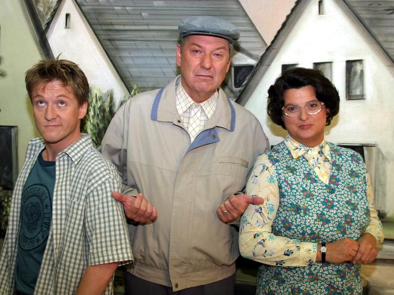 Familie Heinz Becker (l-r): Sohn Stefan (Andreas Gergen), Heinz Becker (Gerd Dudenhöffer) und Hilde (Sabine Urig) währen Dreharbeiten zu der TV-Serie "Familie Heinz Becker" in Köln.