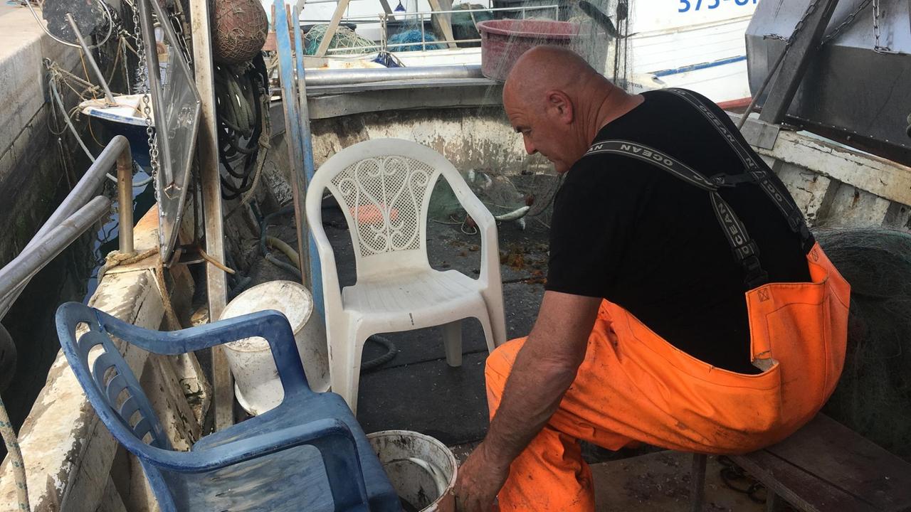 Der kroatische Fischer Danilo Latin auf seinem Boot Der kroatische Fischer Danilo Latin auf seinem Boot