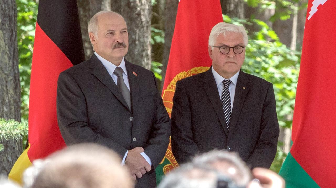 Frank-Walter Steinmeier (r, SPD), Bundespräsident, und Alexandr Lukaschenko, Weißrusslands Staatspräsident, sprechen bei der Eröffnung der Gedenkstätte Maly Trostenez