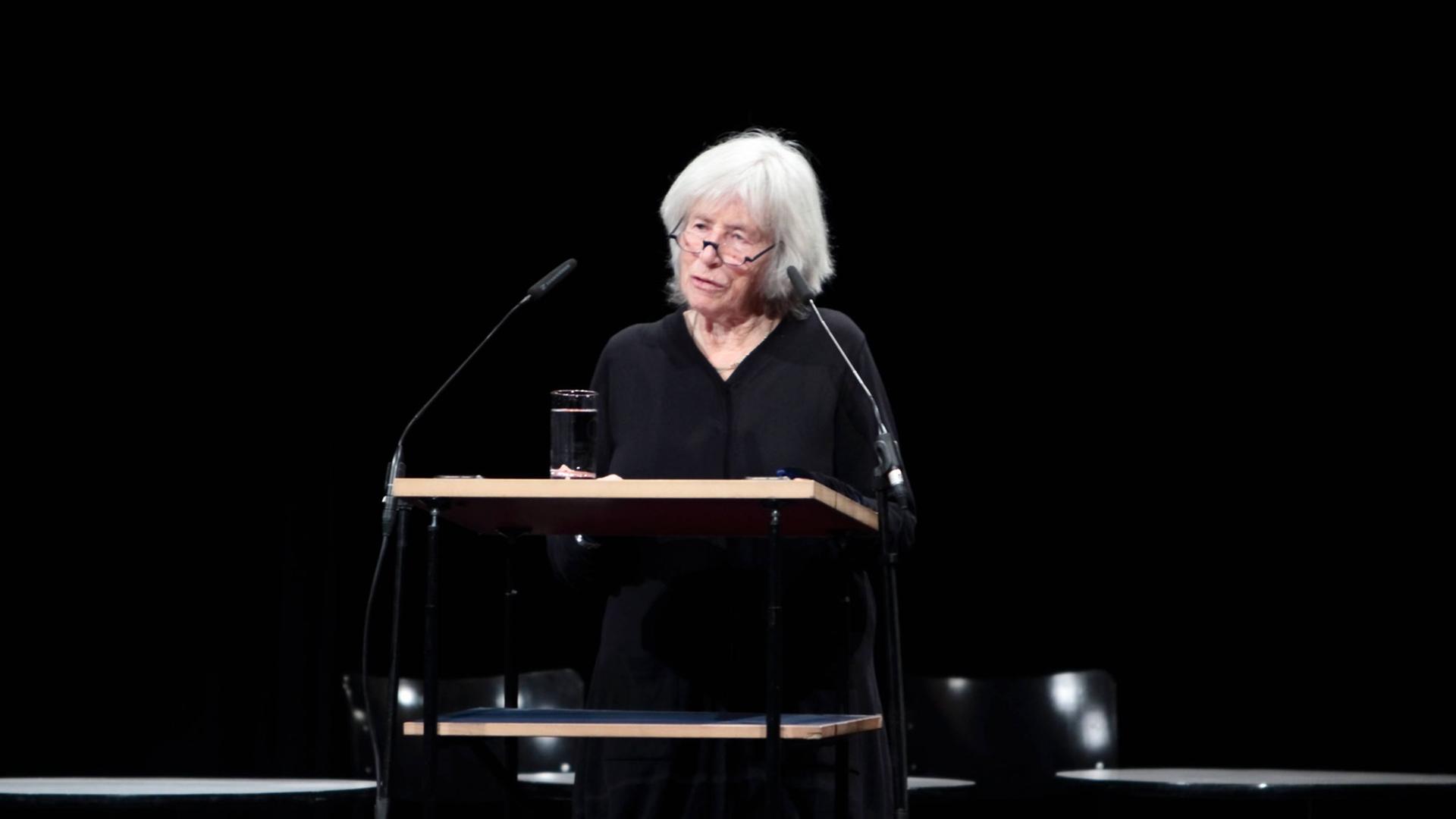 Nele Hertling hält eine Rede in der Akademie der Künste in Berlin - bei der Gedenkveranstaltung an Christa Wolf