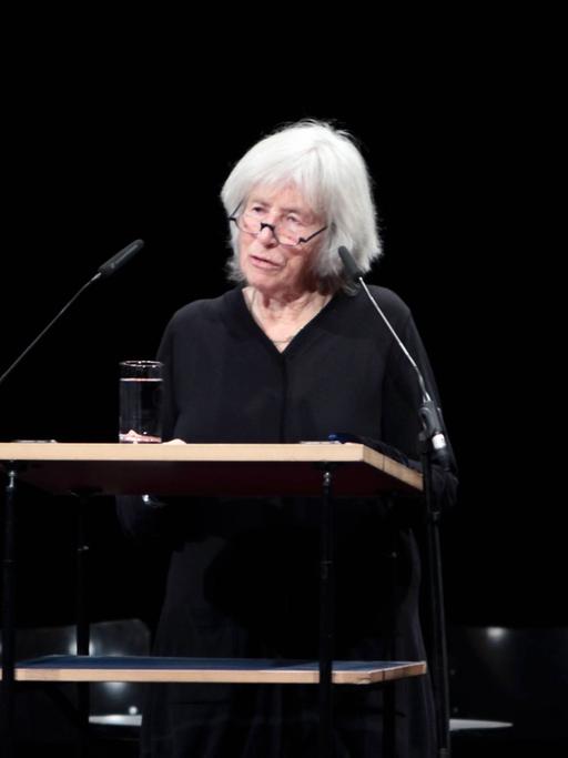 Nele Hertling hält eine Rede in der Akademie der Künste in Berlin - bei der Gedenkveranstaltung an Christa Wolf