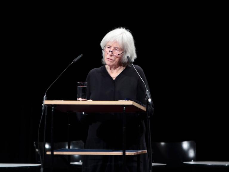 Nele Hertling hält eine Rede in der Akademie der Künste in Berlin bei der Gedenkveranstaltung an Christa Wolf am 13.12.2011