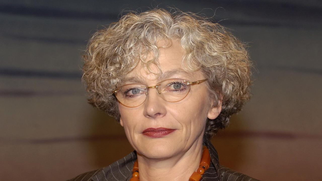 Die Kulturwissenschaftlerin Sigrid Weigel am 12.05.2005 in Berlin in der ZDF-Sendung Nachtstudio". Die Kulturwissenschaftlerin Sigrid Weigel am 12.05.2005 in Berlin in der ZDF-Sendung Nachtstudio".