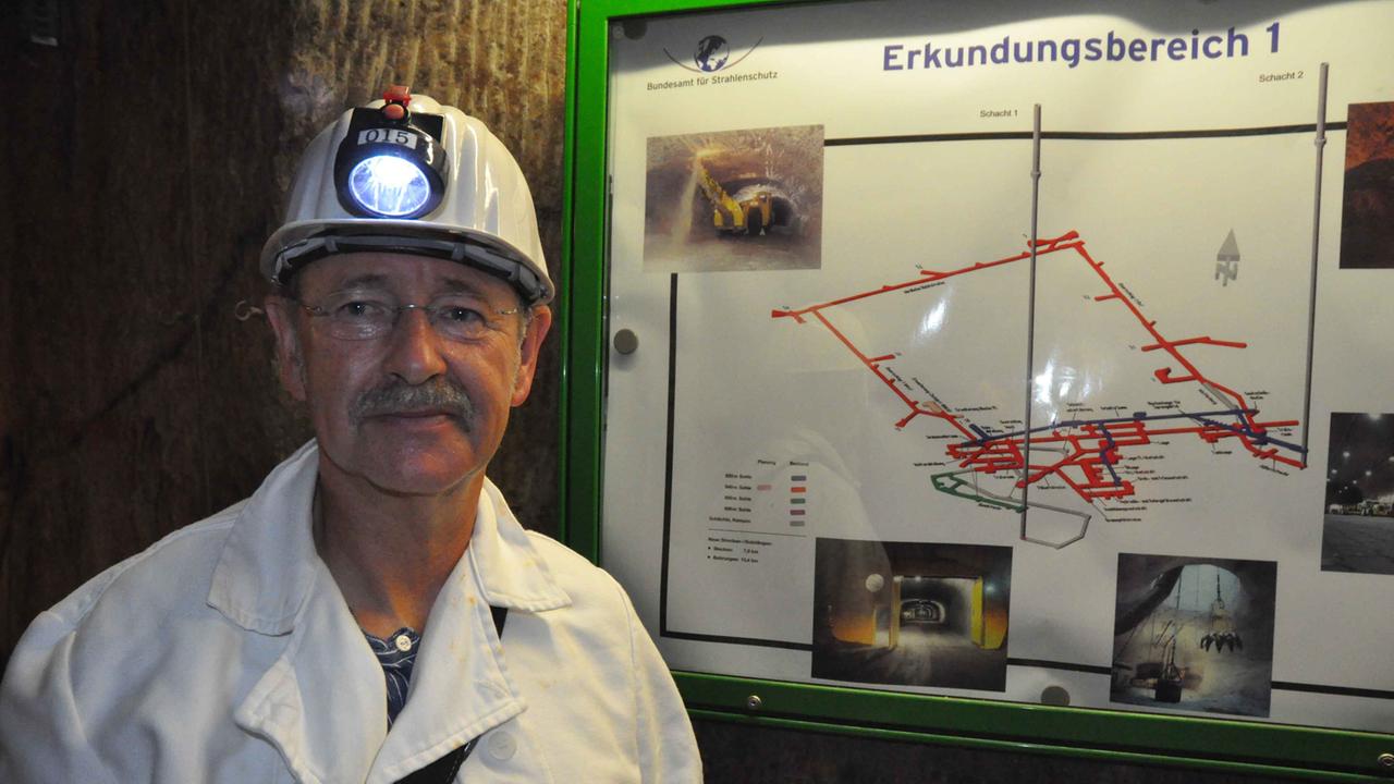 Peter Ward, Geologe und Betriebsratsvorsitzender der Deutschen Gesellschaft zum Bau und Betrieb von Endlagern, bei einer Führung in Gorleben. Peter Ward, Geologe und Betriebsratsvorsitzender der Deutschen Gesellschaft zum Bau und Betrieb von Endlagern, bei einer Führung in Gorleben.