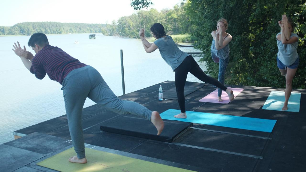 Traumschüff-Crew beim morgendlichen Yoga auf dem Schiffsdach Traumschüff-Crew beim morgendlichen Yoga auf dem Schiffsdach