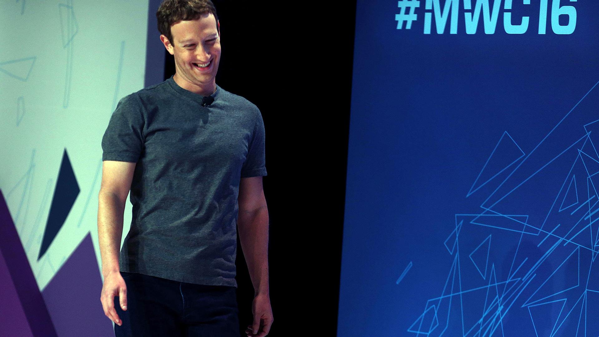 Facebook-Chef Mark Zuckerberg beim Mobile World Congress in Barcelona; Aufnahme vom 22. Februar 2016 Facebook-Chef Mark Zuckerberg beim Mobile World Congress in Barcelona; Aufnahme vom 22. Februar 2016