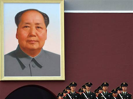 Ein Mao-Plakat hängt in peking am Tiananmen-Tor. Ein Mao-Plakat hängt in peking am Tiananmen-Tor.