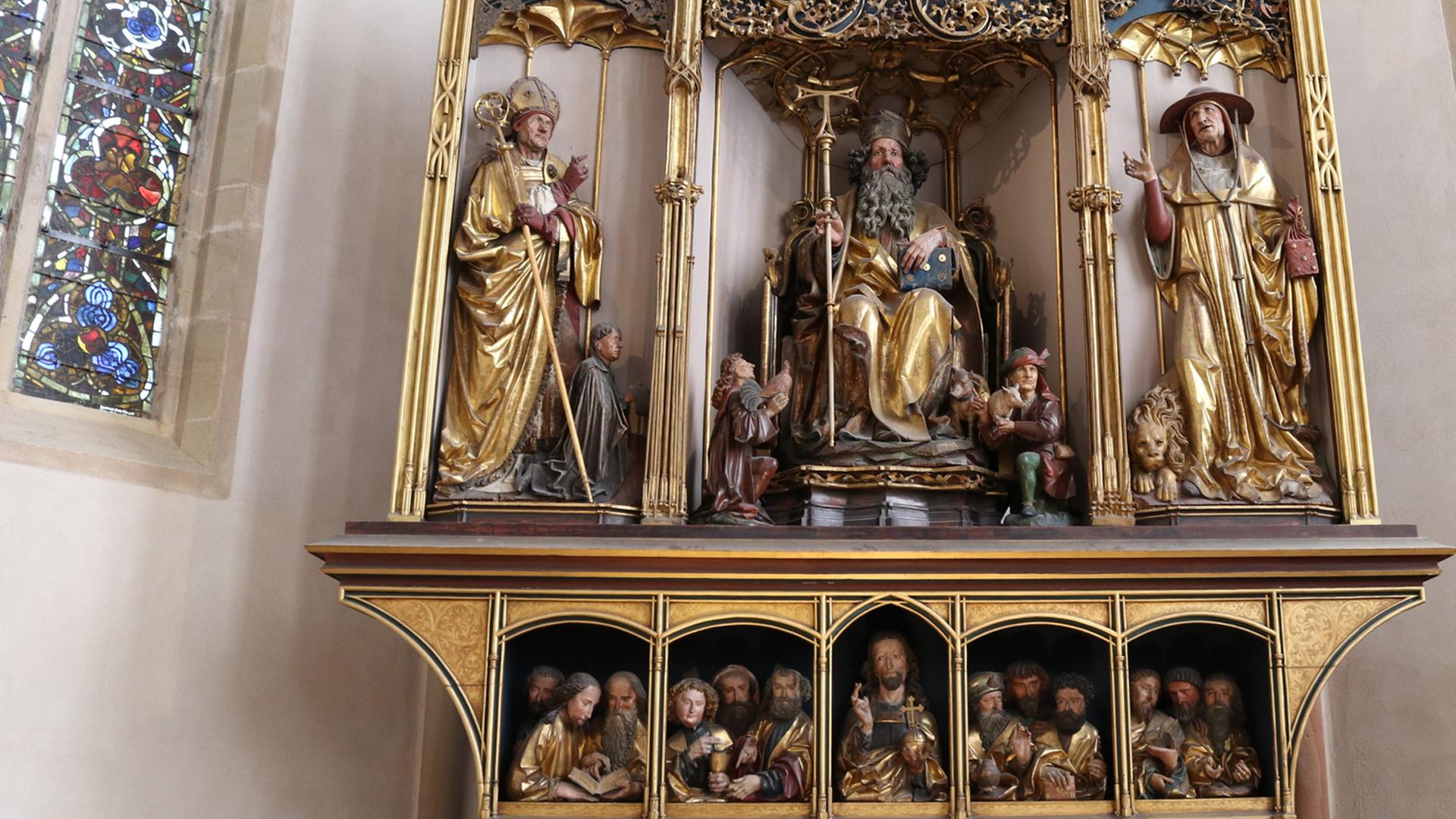 Die Holzskulpturen des Isenheimer Altars weisen zum Teil Schäden auf. Das Meisterwerk von M. Gründewald soll für 1,2 Millionen Euro restauriert werden. Die Holzskulpturen des Isenheimer Altars weisen zum Teil Schäden auf. Das Meisterwerk von M. Gründewald soll für 1,2 Millionen Euro restauriert werden.