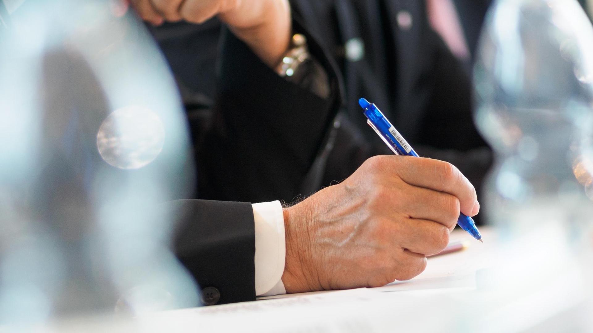 Ein Mann mit Anzug und Krawatte hält am 02.05.2017 in Nürnberg (Bayern) während einer Pressekonferenz einen Stift in der Hand.