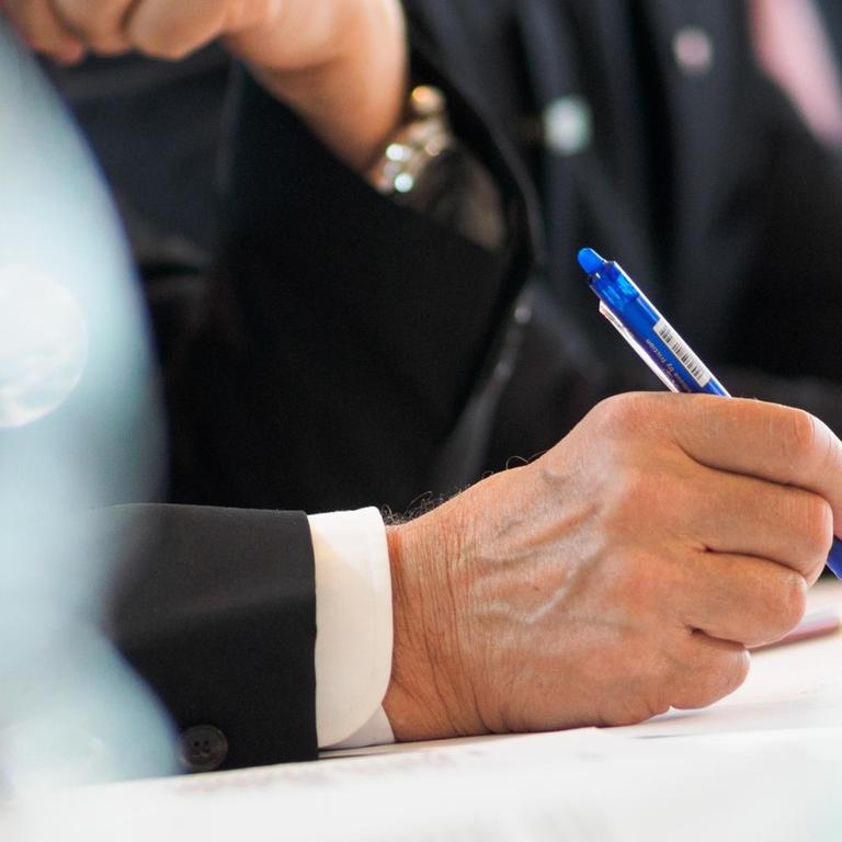 Ein Mann mit Anzug und Krawatte hält am 02.05.2017 in Nürnberg (Bayern) während einer Pressekonferenz einen Stift in der Hand. 