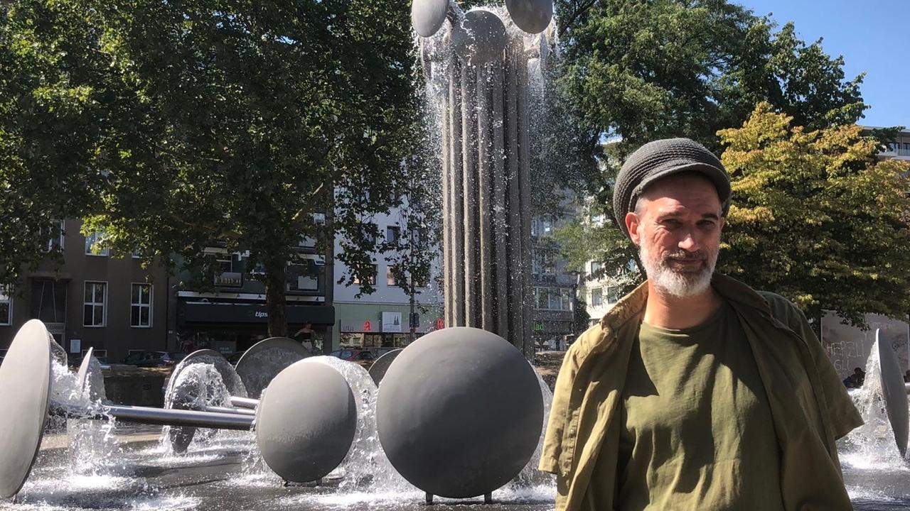 Grischa Göddertz, Sohn des Brunnenerfinders Wolfgang Göddertz, am Kölner Ebertplatz Grischa Göddertz, Sohn des Brunnenerfinders Wolfgang Göddertz, am Kölner Ebertplatz