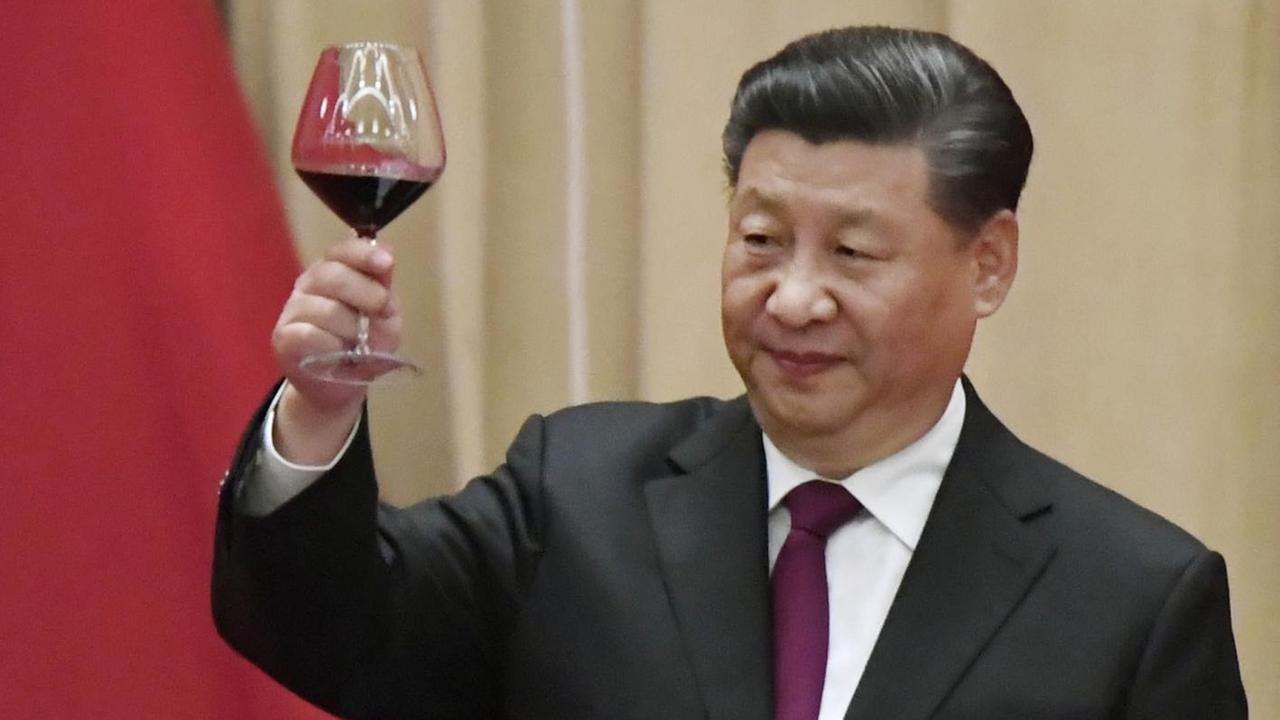 Xi Jinping hebt ein Glas Wein.