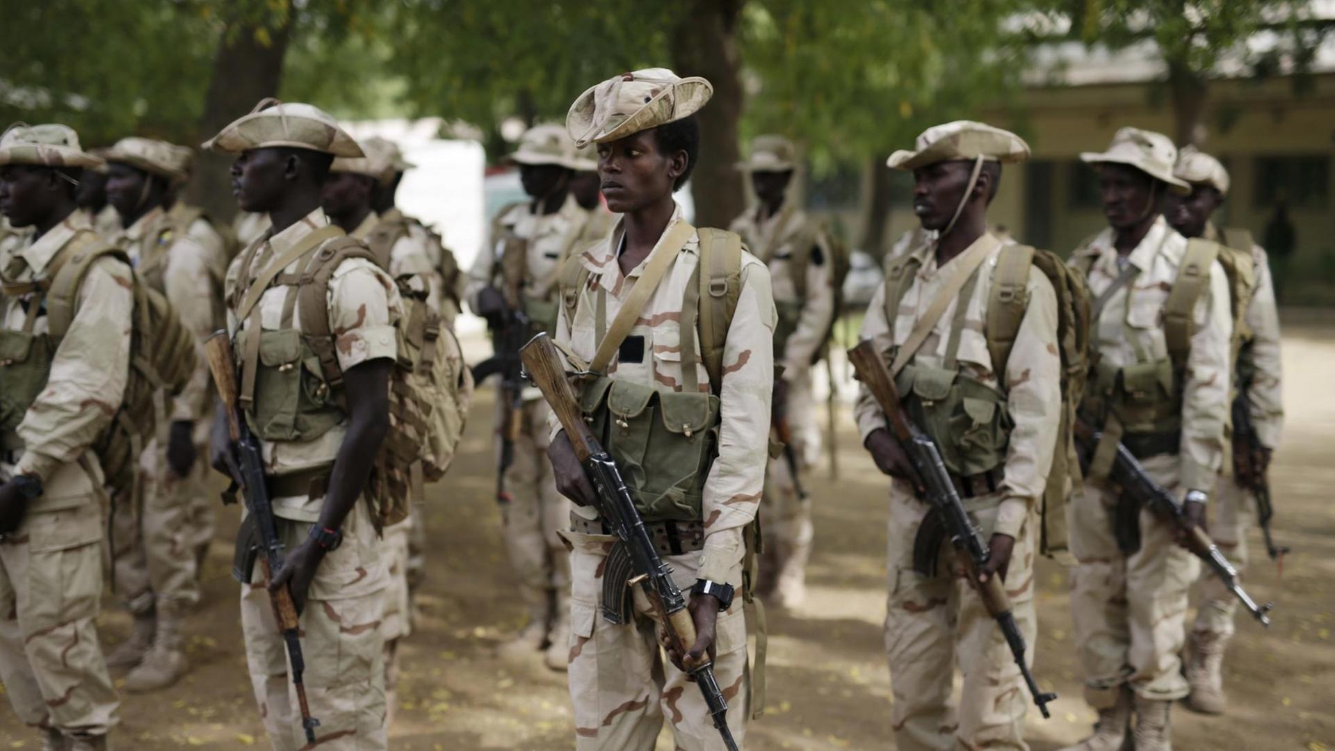 Mitglieder der tschadischen Armee bei einem Abschlusstraining in Kooperation mit dem US-amerikanischen Militär.