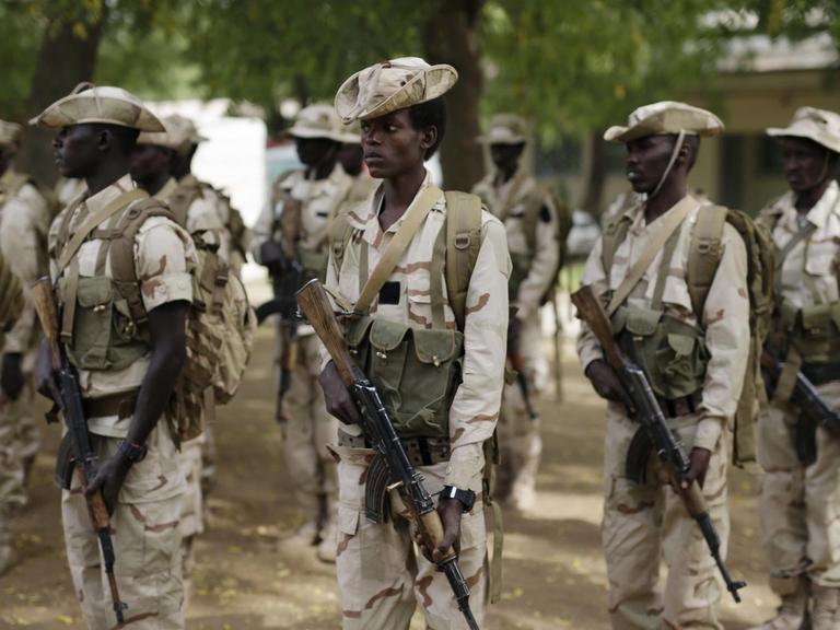 Mitglieder der tschadischen Armee bei einem Abschlusstraining in Kooperation mit dem US-amerikanischen Militär.