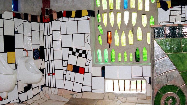 Die Hundertwasser-Toilette im neuseeländischen Kawakawa Die Hundertwasser-Toilette im neuseeländischen Kawakawa