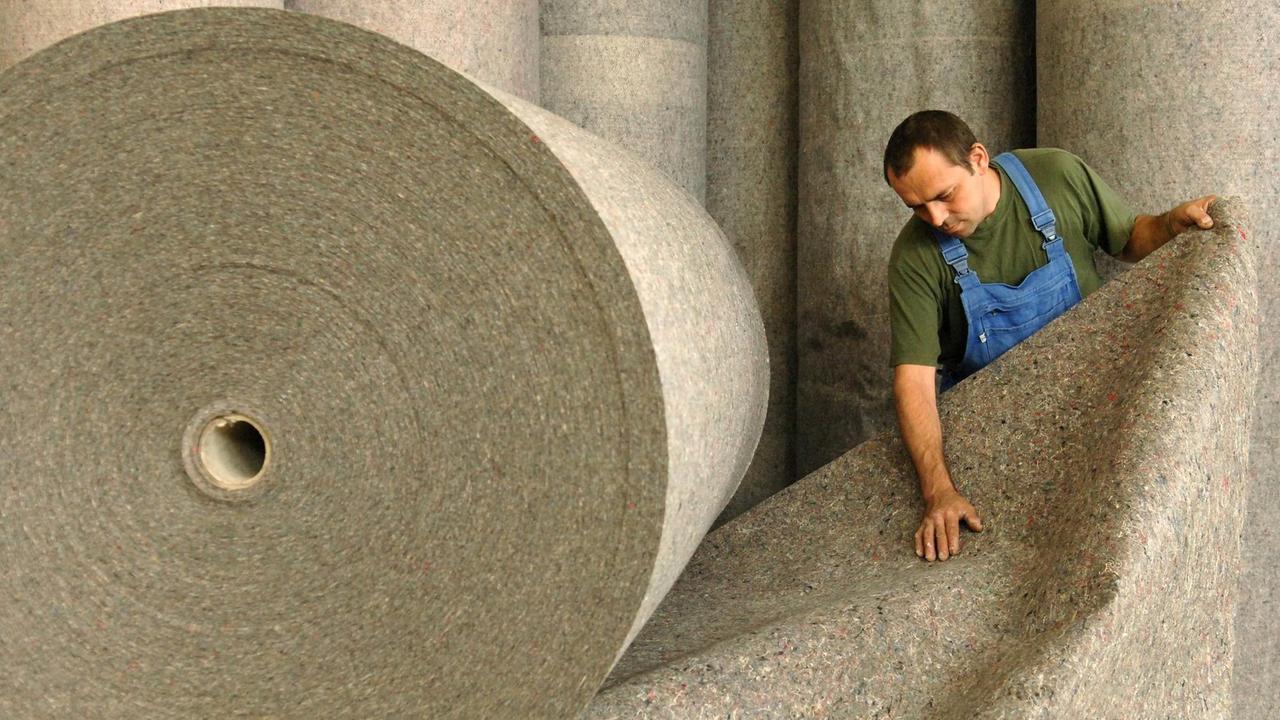 Der Mitarbeiter Frank Kopischke von der Forster Vliesstoffe und Textilrecycling GmbH im südostbrandenburgischen Forst überprüft am Donnerstag (07.07.2005) eine 600 Meter lange Vliesrolle. In dem Ostdeutschen Unternehmen mit 37 Mitarbeitern werden jährlich rund sieben Millionen Quadratmeter Vlies produziert. Die Produktionspalette des Familienunternehmens reicht von Dämmmatten für den Hausbau über Geotextilien für Dachbegrünungen und den Straßenbau bis hin zu Matratzenschonern und Zulieferungen für die Automobilindustrie. Die Vliesstoffe für Matratzenschoner werden aus Schadstoff freien Textilien nach Öko-Tex Standard 100 hergestellt. Foto: Patrick Pleul dpa/lbn +++(c) dpa - Report+++ | Verwendung weltweit Der Mitarbeiter Frank Kopischke von der Forster Vliesstoffe und Textilrecycling GmbH im südostbrandenburgischen Forst überprüft am Donnerstag (07.07.2005) eine 600 Meter lange Vliesrolle. In dem Ostdeutschen Unternehmen mit 37 Mitarbeitern werden jährlich rund sieben Millionen Quadratmeter Vlies produziert. Die Produktionspalette des Familienunternehmens reicht von Dämmmatten für den Hausbau über Geotextilien für Dachbegrünungen und den Straßenbau bis hin zu Matratzenschonern und Zulieferungen für die Automobilindustrie. Die Vliesstoffe für Matratzenschoner werden aus Schadstoff freien Textilien nach Öko-Tex Standard 100 hergestellt. Foto: Patrick Pleul dpa/lbn +++(c) dpa - Report+++ | Verwendung weltweit
