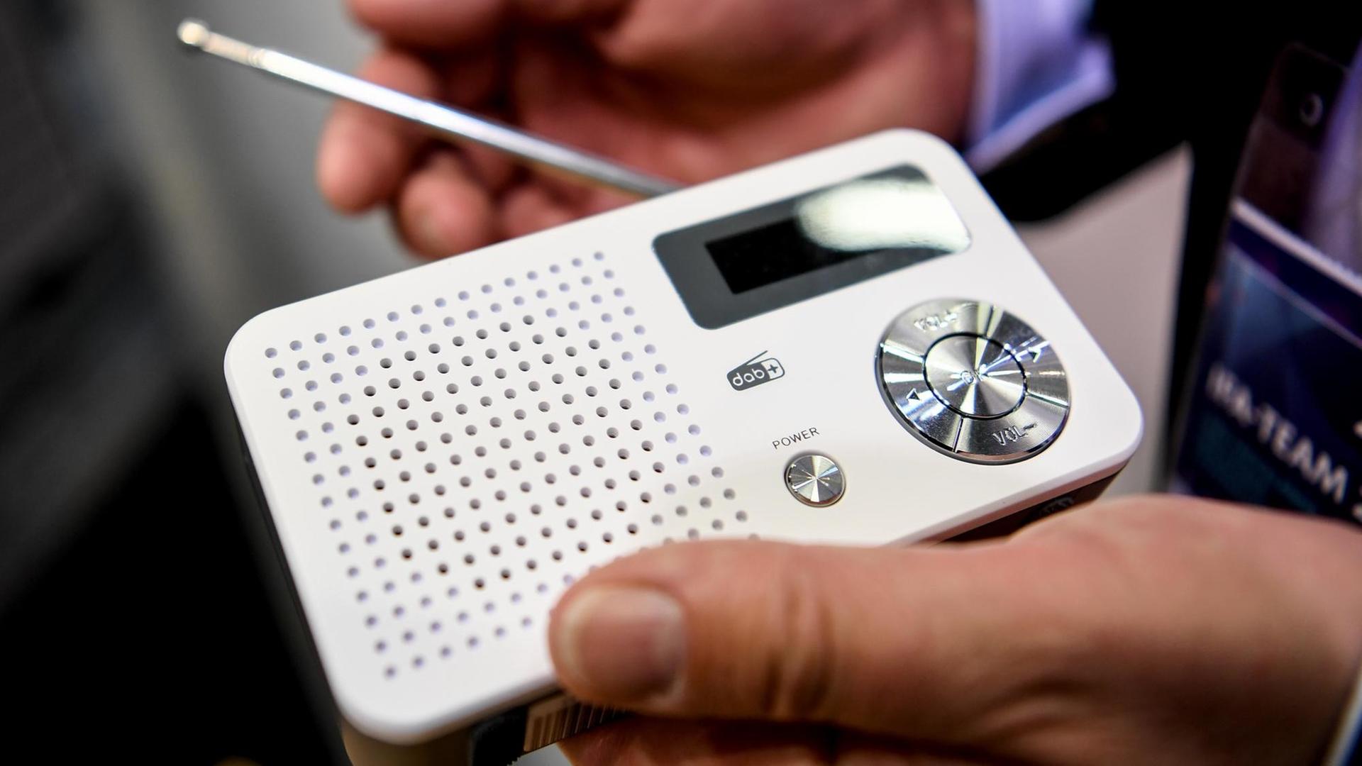 Ein Mitarbeiter hält ein Digitalradio mit DAB+ auf der Technik-Messe IFA, der weltweit größten Fachmesse für Unterhaltungs- und Gebrauchselektronik in der Hand. Ein Mitarbeiter hält ein Digitalradio mit DAB+ auf der Technik-Messe IFA, der weltweit größten Fachmesse für Unterhaltungs- und Gebrauchselektronik in der Hand.