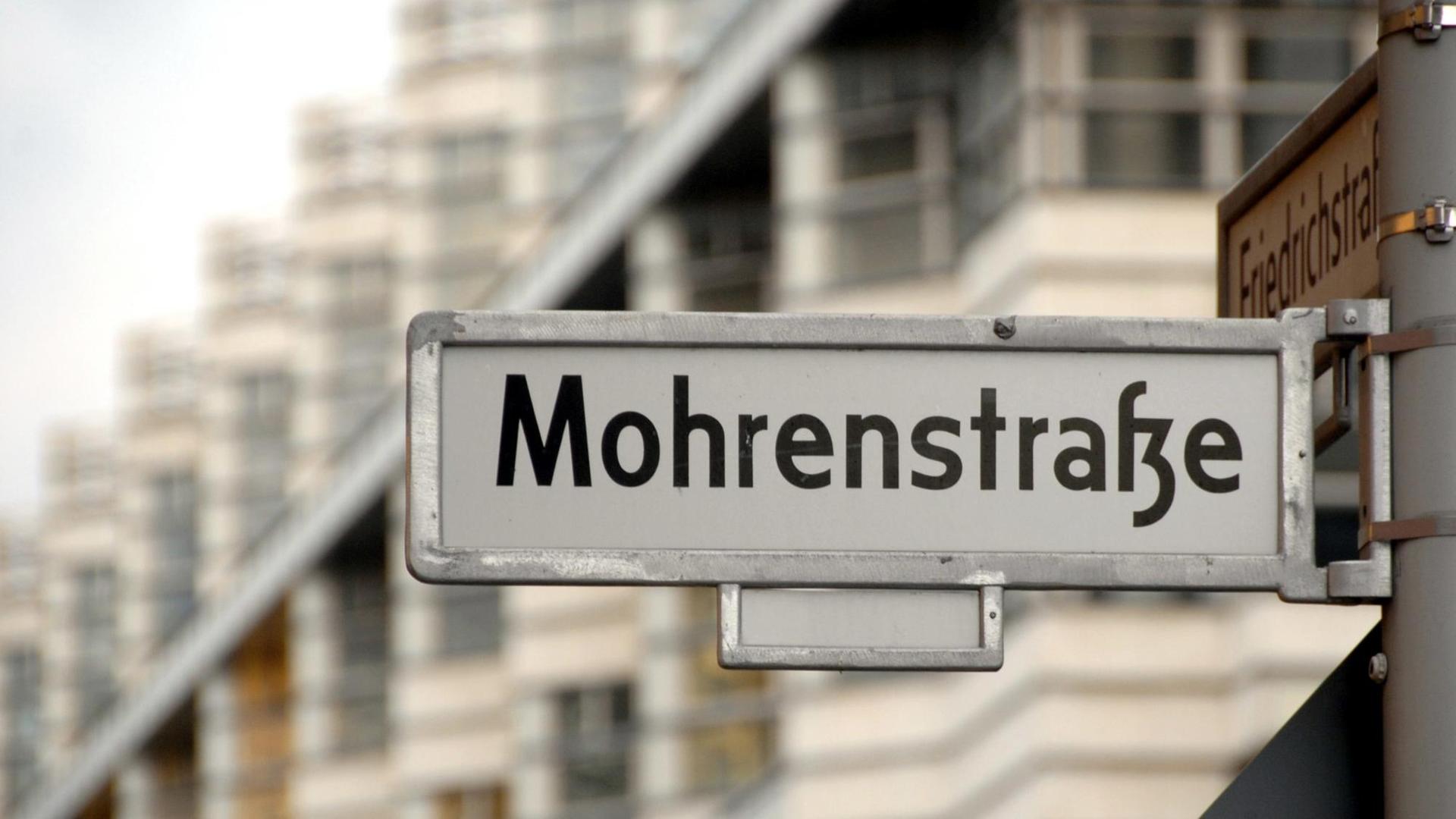 Aufnahme des Schildes der Mohrenstraße in der Friedrichstraße in Berlin Aufnahme des Schildes der Mohrenstraße in der Friedrichstraße in Berlin