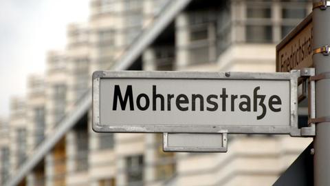 Aufnahme des Schildes der Mohrenstraße in der Friedrichstraße in Berlin