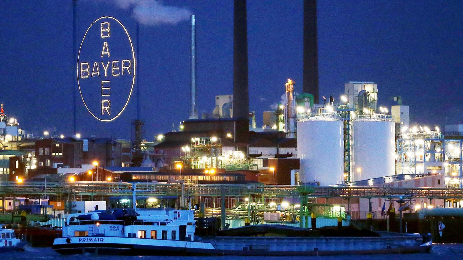 Das Werk der Bayer AG im Chemiepark in Leverkusen, fotografiert von Köln-Merkenich aus. Das Werk der Bayer AG im Chemiepark in Leverkusen, fotografiert von Köln-Merkenich aus.