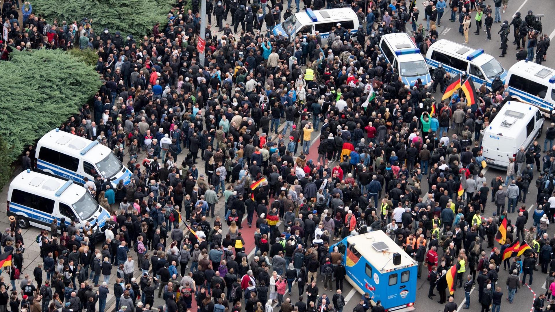 Teilnehmer der Demonstration von AfD und dem ausländerfeindlichen Bündnis Pegida, der sich auch die Teilnehmer der Kundgebung der rechtspopulistischen Bürgerbewegung Pro Chemnitz angeschlossen haben, ziehen am 01.09.18 durch die Stadt. Teilnehmer der Demonstration von AfD und dem ausländerfeindlichen Bündnis Pegida, der sich auch die Teilnehmer der Kundgebung der rechtspopulistischen Bürgerbewegung Pro Chemnitz angeschlossen haben, ziehen am 01.09.18 durch die Stadt.
